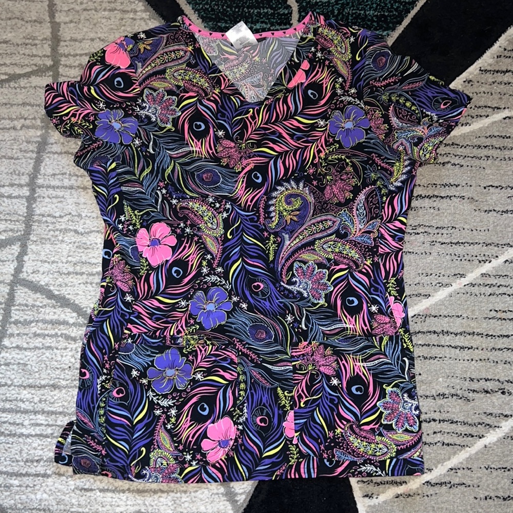 Black floral 🖤💐 heart soul scrub top